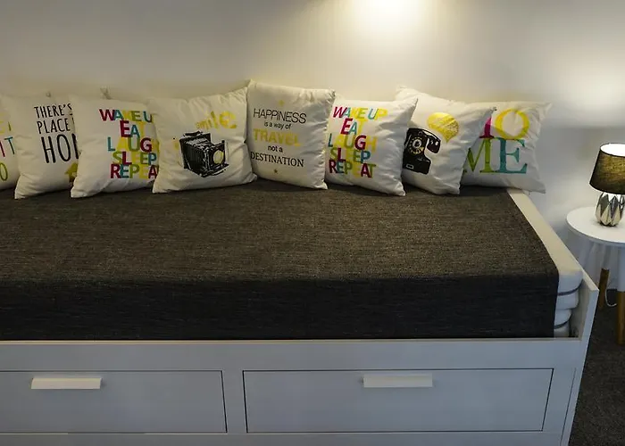 Downtown Deluxe * Eger