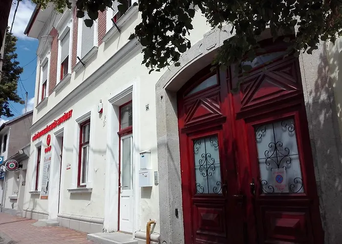 Downtown Deluxe Eger